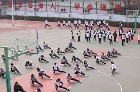 半场战报：尤文2-1卡利亚里，伊尔迪兹双响，弗拉霍维奇伤退